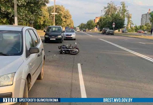 Напротив больницы мотоциклист врезался в попутно двигающийся автомобиль