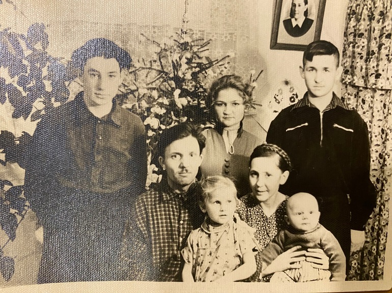 фотографии датированы 1958 годом, в верхнем правом углу моя прабабушка и ее брат Николай