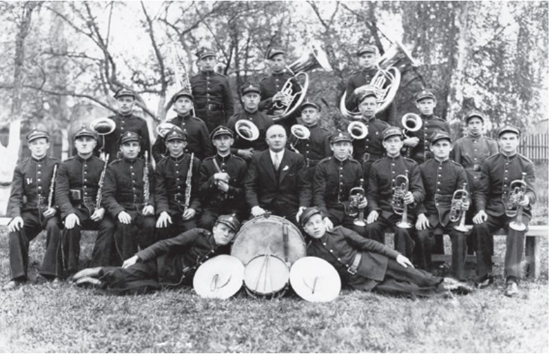 Микашевичский оркестр. Слева от директора А.А. Матеус 1939 год
