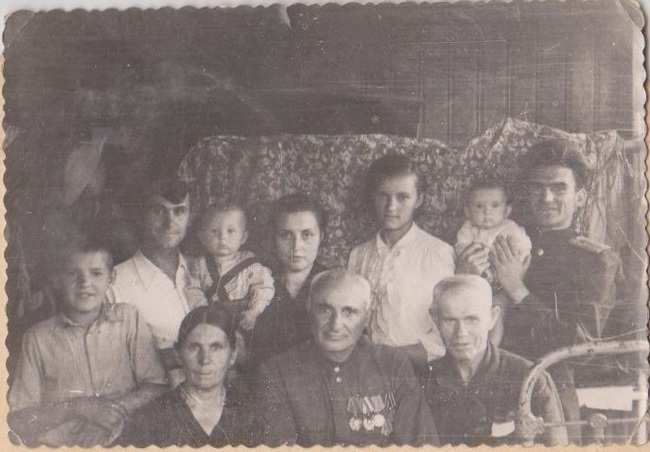 Стешиц Г.П. (в центре), рядом жена Анна Герасимовна и родственники. Вверху семья: сын Николай, внук Валерий, жена Николая Софья, дочь Надежда с сыном и мужем.
